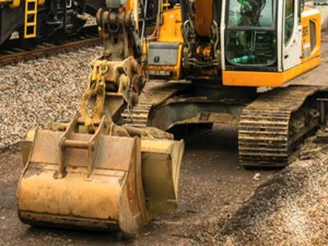 Construction excavator and excavator bucket